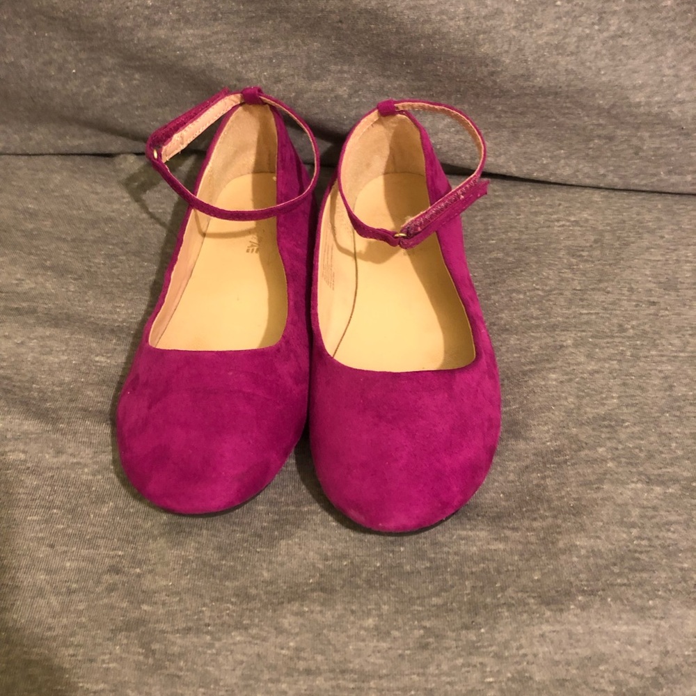 Flats with a strap